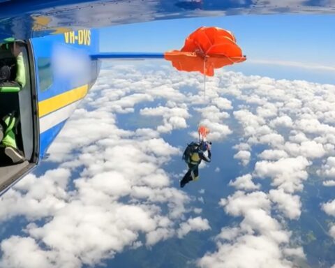 Απίστευτο ατύχημα στον αέρα: Αλεξιπτωτιστής μπλέχτηκε στο φτερό αεροπλάνου (Βίντεο)