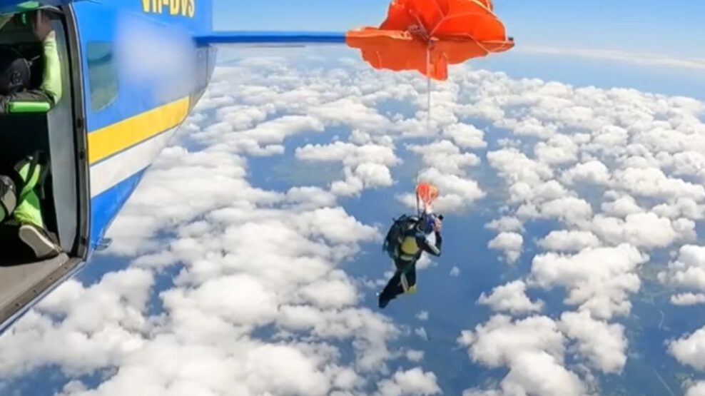 Απίστευτο ατύχημα στον αέρα: Αλεξιπτωτιστής μπλέχτηκε στο φτερό αεροπλάνου (Βίντεο)