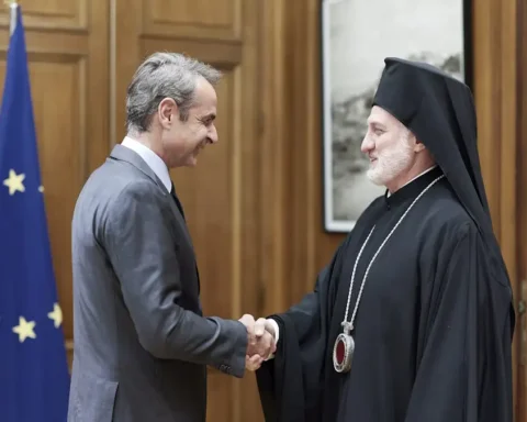 Συνάντηση Μητσοτάκη με Αρχιεπίσκοπο Αμερικής Ελπιδοφόρο στο Μαξίμου: Επιβεβαιώθηκαν οι στενοί δεσμοί των δύο πλευρών