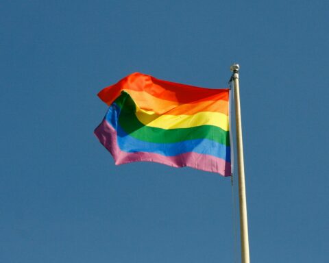 Οι νέοι έχουν 600% περισσότερες πιθανότητες να αυτοπροσδιοριστούν ως ομοφυλόφιλοι