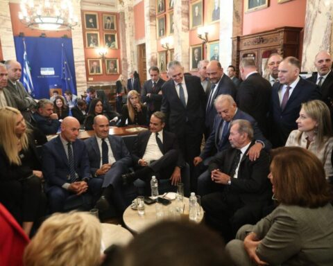 Εορταστικές ζυμώσεις στα... «άτυπα τραπέζια»