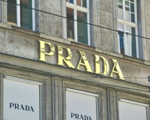 Η Prada εξαγόρασε τη Versace και αλλάζει τα πάντα