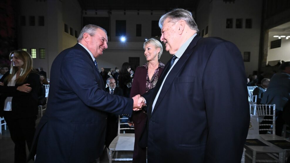 Πολιτικό πείραμα που ξενίζει, κρυφές σκοπιμότητες που ανησυχούν