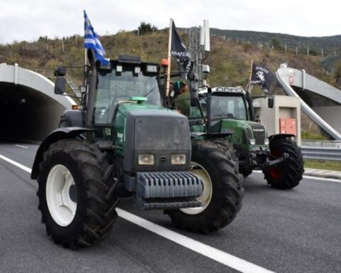 Παραμένουν στα μπλόκα οι αγρότες - Ποιοι δρόμοι είναι αποκλεισμένοι