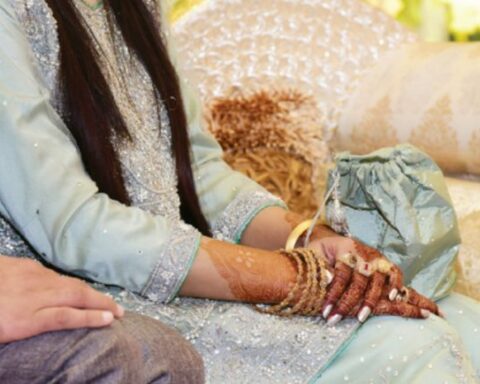 Οργή καθώς το NHS λέει στις μαίες να υποστηρίξουν τον γάμο μεταξύ ξαδέλφων, καθώς μόνο το 15% αποκτά παραμορφωμένα μωρά