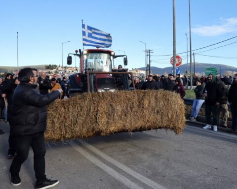 ΑΓΡΟΤΕΣ ΜΠΛΟΚΟ