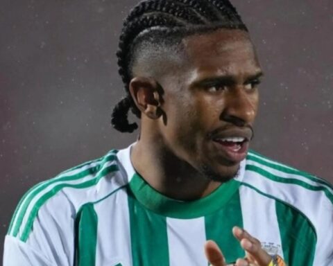 Ο Αντρέ Λουίς προβάρει τα ερυθρόλευκα