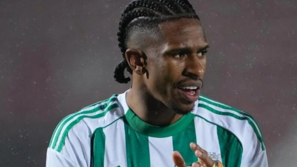 Ο Αντρέ Λουίς προβάρει τα ερυθρόλευκα