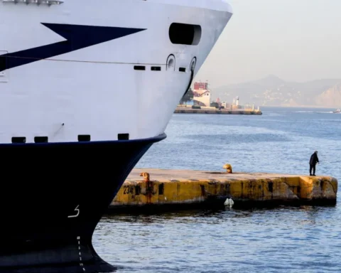 «Δεμένα» τα πλοία