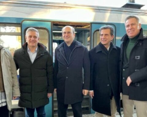 Στον προαστιακό επιβιβάστηκε ο Χατζηδάκης