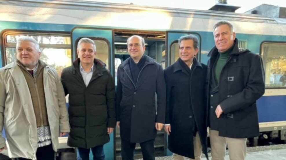 Στον προαστιακό επιβιβάστηκε ο Χατζηδάκης