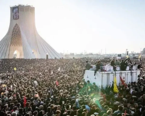 Χιλιάδες Ιρανοί στηρίζουν την κυβέρνηση