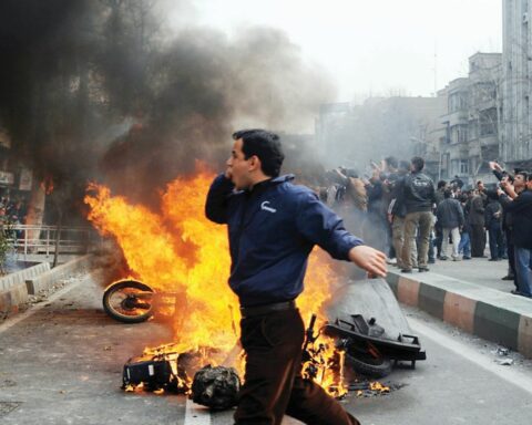 Πυρά στους διαδηλωτές