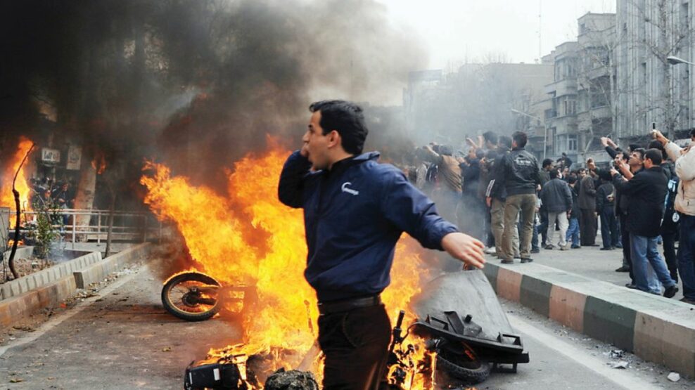 Πυρά στους διαδηλωτές