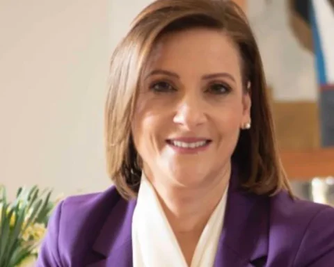 Παραιτείται