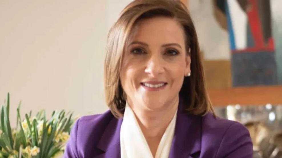 Παραιτείται