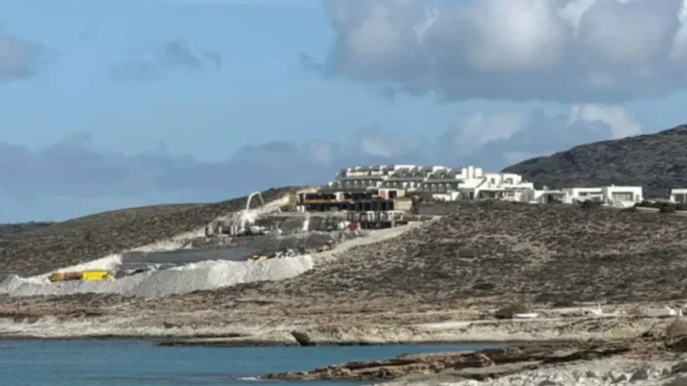 Παρέμβαση ΥΠΕΝ για το ξενοδοχείο στoν Μύτακα στην Μήλο