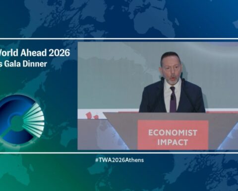 Στουρνάρας στο συνέδριο του Economist: Οι κίνδυνοι του 2026 για το τραπεζικό σύστημα