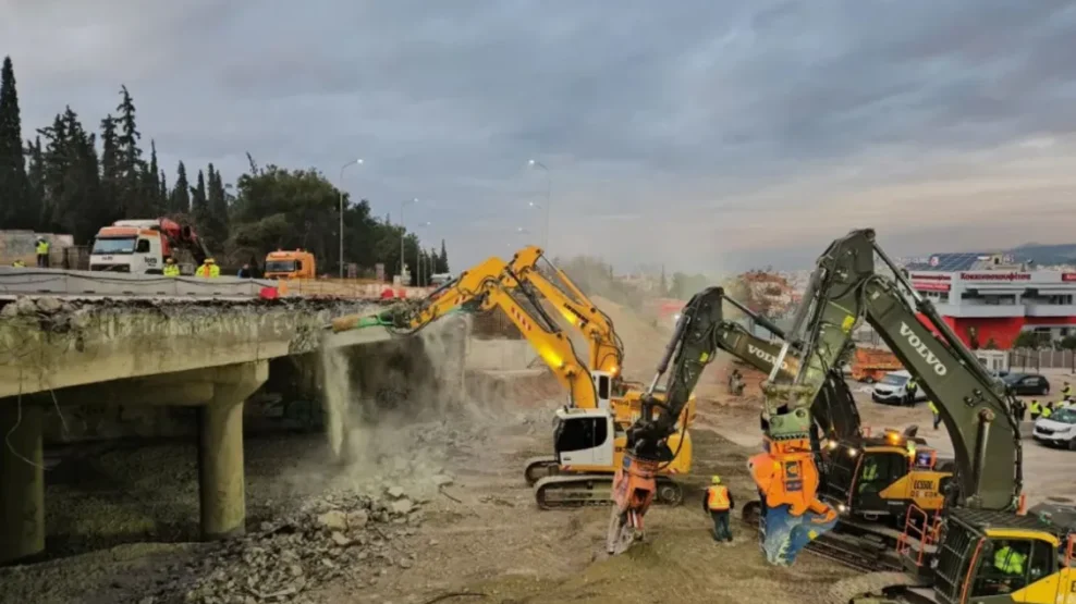 κατεδάφιση γέφυρας