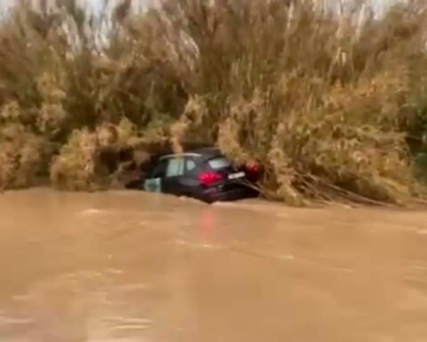Κακοκαιρία: Εγκλωβίστηκαν οδηγοί στο Πικέρμι, υπερχείλισε το ρέμα Βάρδα (Βίντεο)
