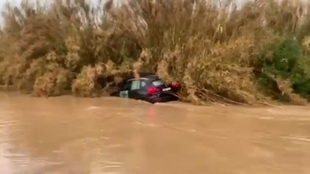 Κακοκαιρία: Εγκλωβίστηκαν οδηγοί στο Πικέρμι, υπερχείλισε το ρέμα Βάρδα (Βίντεο)