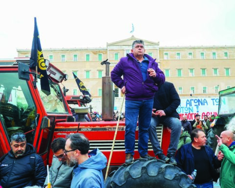 Η πολιορκία της Αθήνας από τα «ψεκασμένα» τρακτέρ