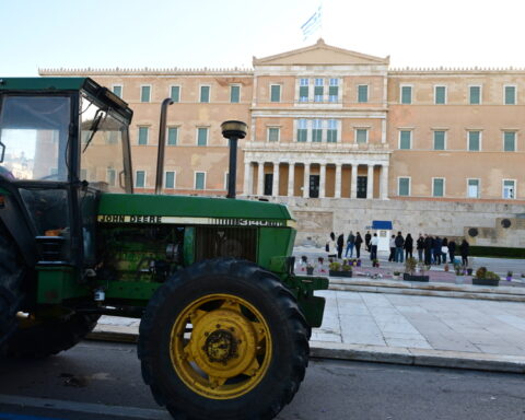 Aγρότες: Αποχωρούν από το Σύνταγμα