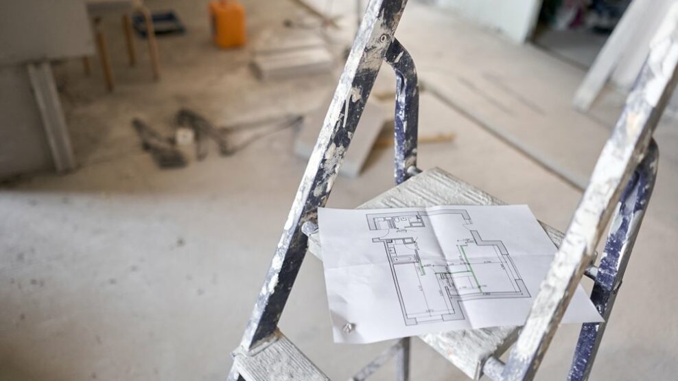 Ανακαινίζω