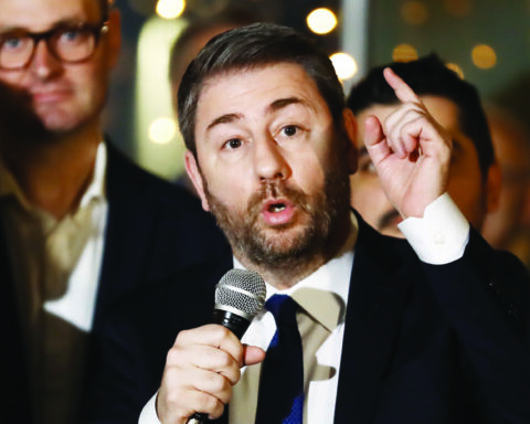 Βολές, τρολάρισμα και απειλές στο ΠΑΣΟΚ για το μαγείρεμα Ανδρουλάκη