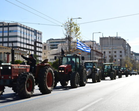 Αποχώρησαν τα τρακτέρ από το Σύνταγμα