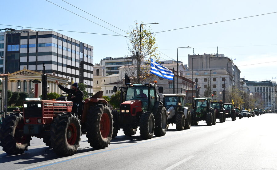 Αποχώρησαν τα τρακτέρ από το Σύνταγμα