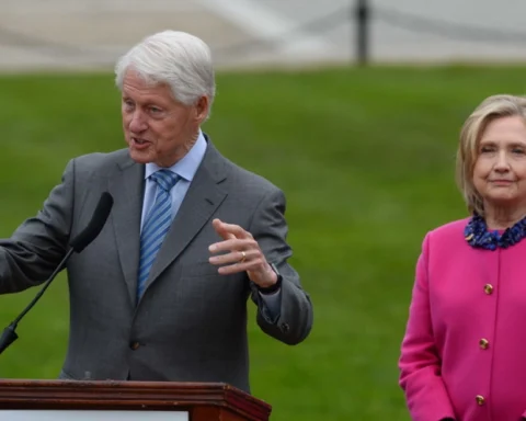 "Όχι σε δίκη-παρωδία", λένε οι Κλίντον και ζητούν δημόσια κατάθεση για την υπόθεση Επστάιν