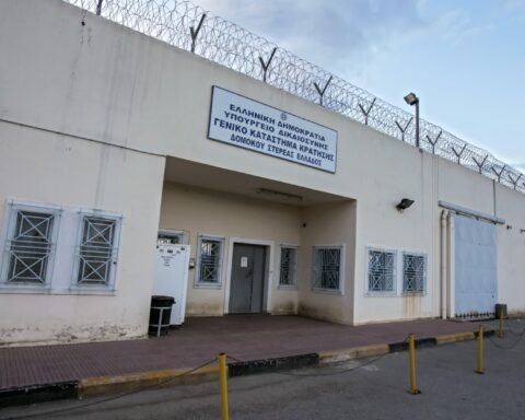 Συνελήφθη για συνέργεια στον φόνο του ισοβίτη ο αρχιφύλακας των φυλακών Δομοκού