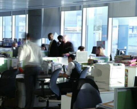 Έσπασε το «φράγμα» των 1.500 ευρώ ο μέσος μισθός