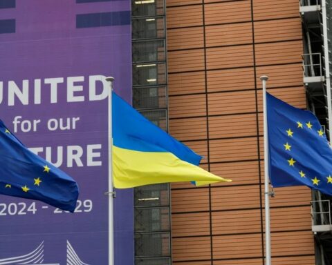 Η ουκρανική σημαία υψώθηκε δίπλα στην ευρωπαϊκή