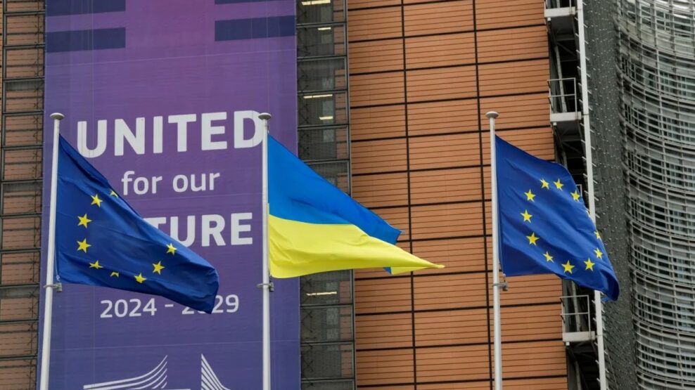 Η ουκρανική σημαία υψώθηκε δίπλα στην ευρωπαϊκή