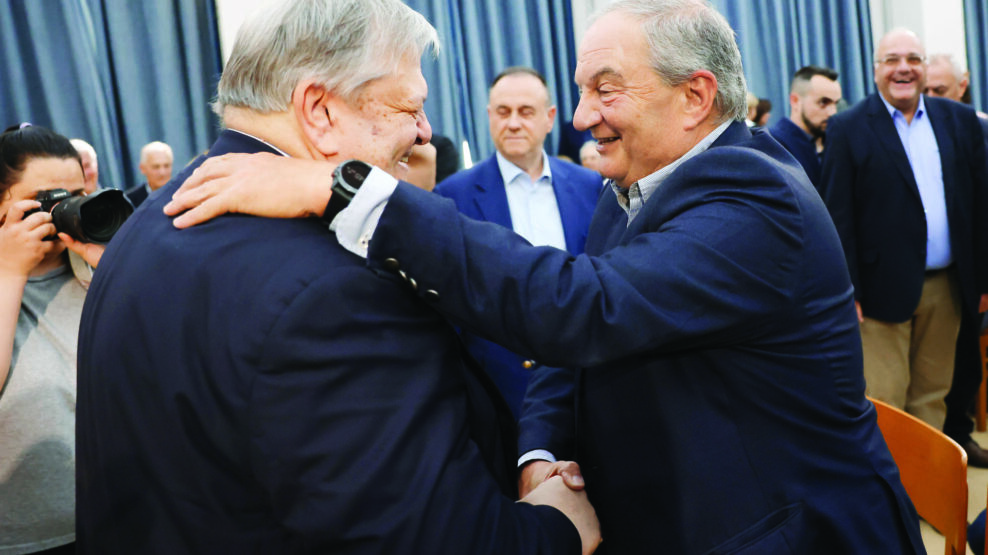 Γιατί ο «Μπένι» αγάπησε ξαφνικά και τον Καραμανλή