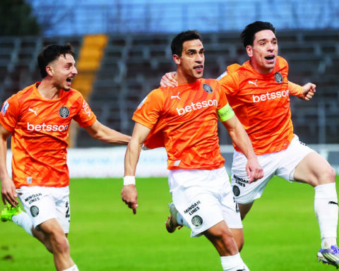 Η φωτιά όλο και μεγαλώνει