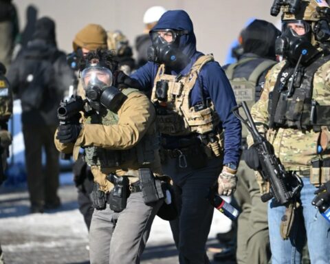 Ο Τραμπ αποσύρει 700 πράκτορες της ICE