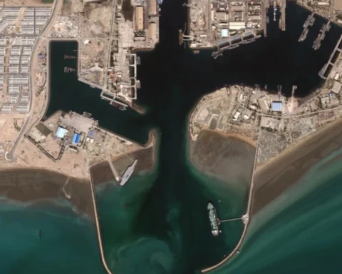 Το Ιράν αποκλείει να ανοίξουν τα Στενά του Ορμούζ