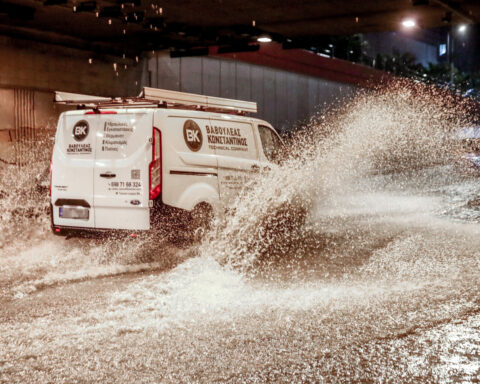 Άνοιξαν οι ουρανοί στην Αττική