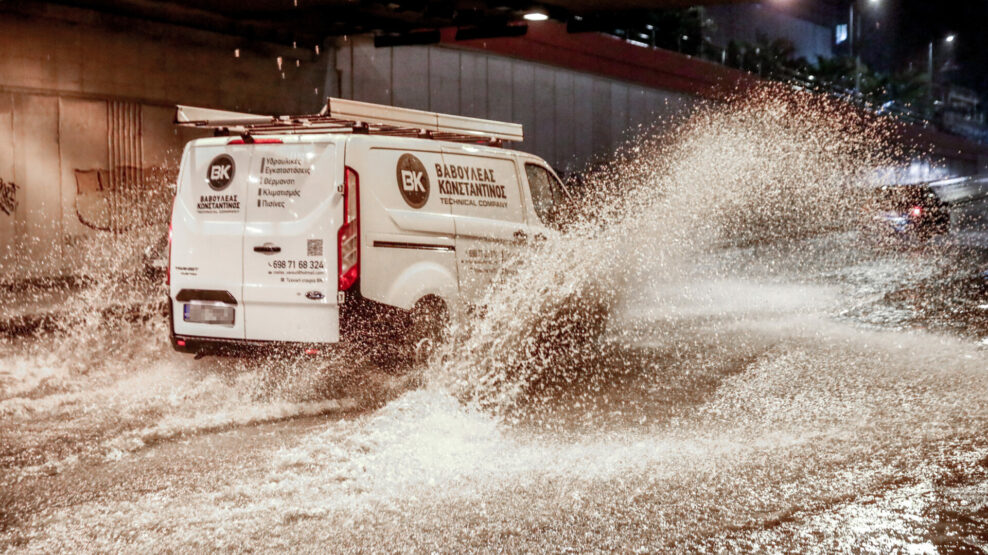 Άνοιξαν οι ουρανοί στην Αττική