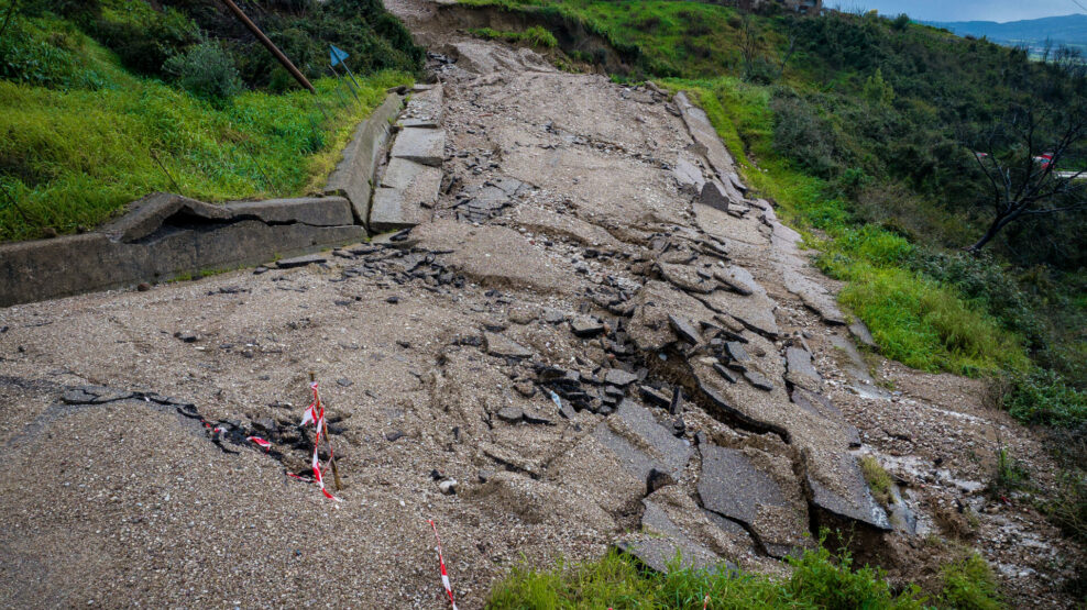 Kακοκαιρία: Αποκλεισμένα χωριά, κατολισθήσεις και εικόνες καταστροφής