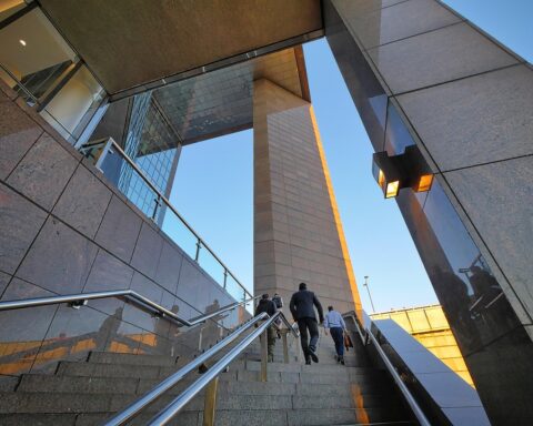 Nέος ενδυματολογικός κώδικας της Τράπεζας της Αγγλίας