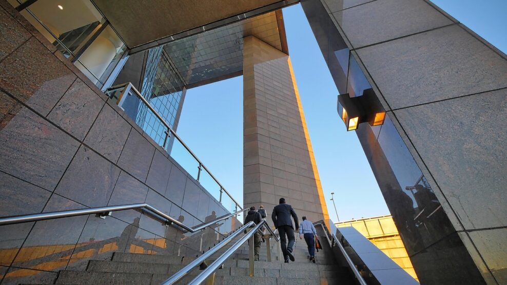 Nέος ενδυματολογικός κώδικας της Τράπεζας της Αγγλίας