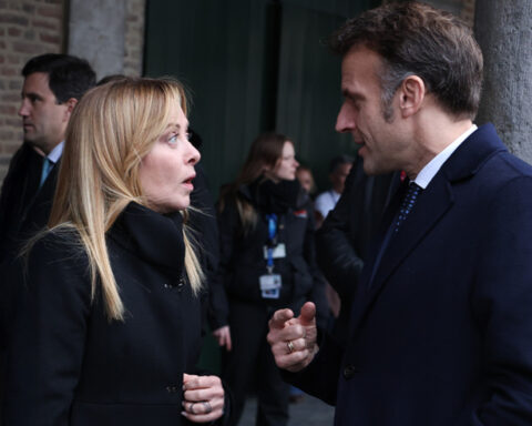 Σύγκρουση Μελόνι-Μακρόν