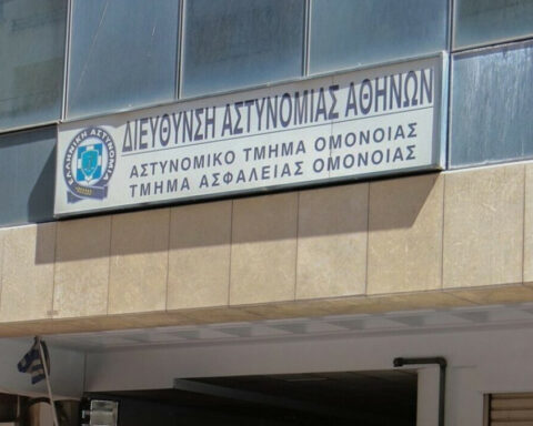 ΑΤ Ομόνοιας: Ξεκίνησε η δίκη για τους τρεις αστυνομικούς που κατηγορούνται για βιασμό 19χρονης