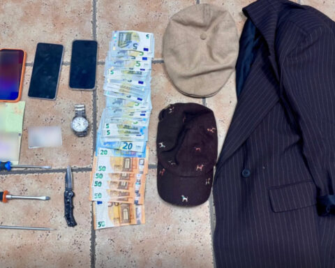 Έσκαγαν λάστιχα και άρπαζαν μετρητά