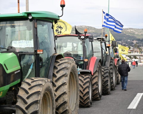 Ομόνοια: Έφτασαν οι πρώτοι αγρότες, καταφθάνουν και τα τρακτέρ