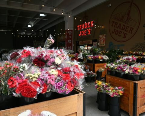 Λιανεμπόριο, εστίαση και τουρισμός στη «μάχη» της πιο ερωτικής γιορτής του χρόνου